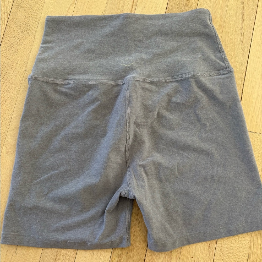 Beyond Yoga 3 Piece Cloud Grey Heather Activewear Set - Top, Shorts & Leggings - Picture 7 of 10